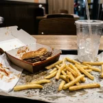 co-sa-deje-v-tele-60-minut-po-burgeri-a.webp.webp
