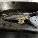 Plast sa tam, kde príde do kontaktu s vriacim olejom, začne topiť. plast-sa-tam-kde-pride-do-kontaktu-s-vriacim-olejom.webp.webp